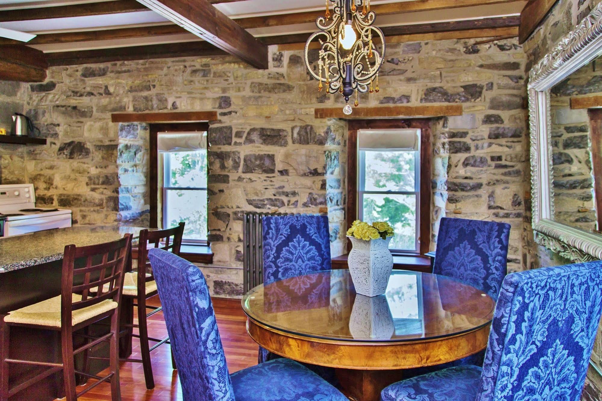 All Suites Whitney Manor Кингстон Экстерьер фото