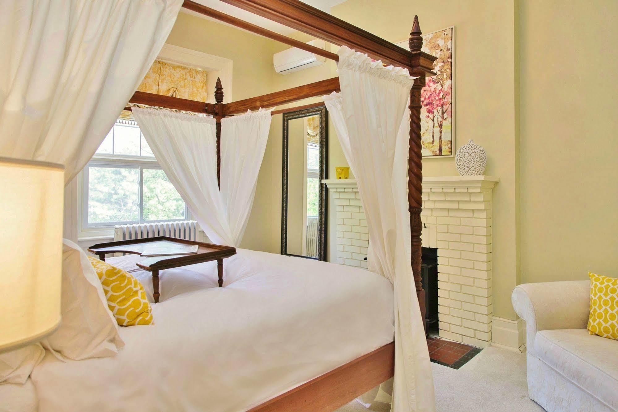 All Suites Whitney Manor Кингстон Экстерьер фото